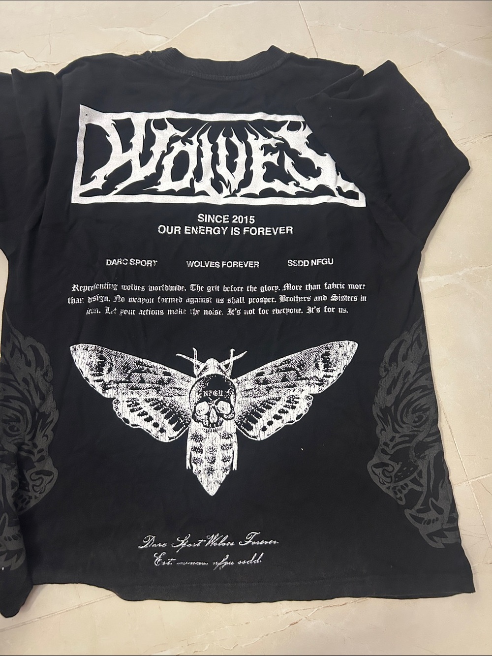 Darc Sport Black short Sleeve 'Wolves' Back Graphic Shirt sample l